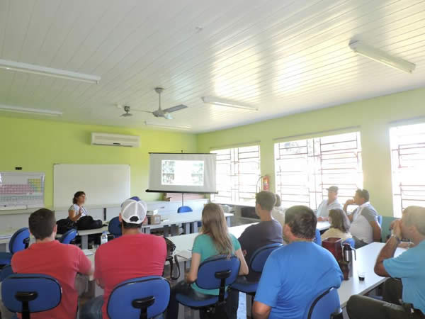 Incaper realiza palestra sobre Avicultura Agroecológica em Santa Catarina