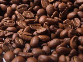 Seca e excesso de chuva ameaçam estoques de café no ES